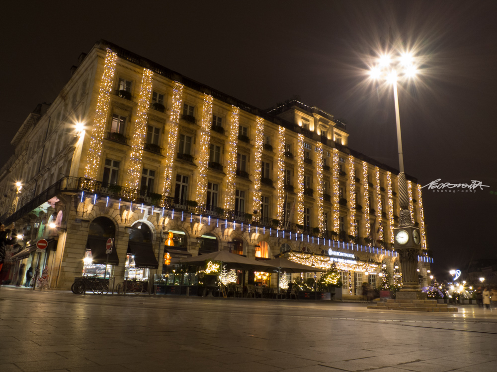 Grande Hotel iluminado com luzes de Natal