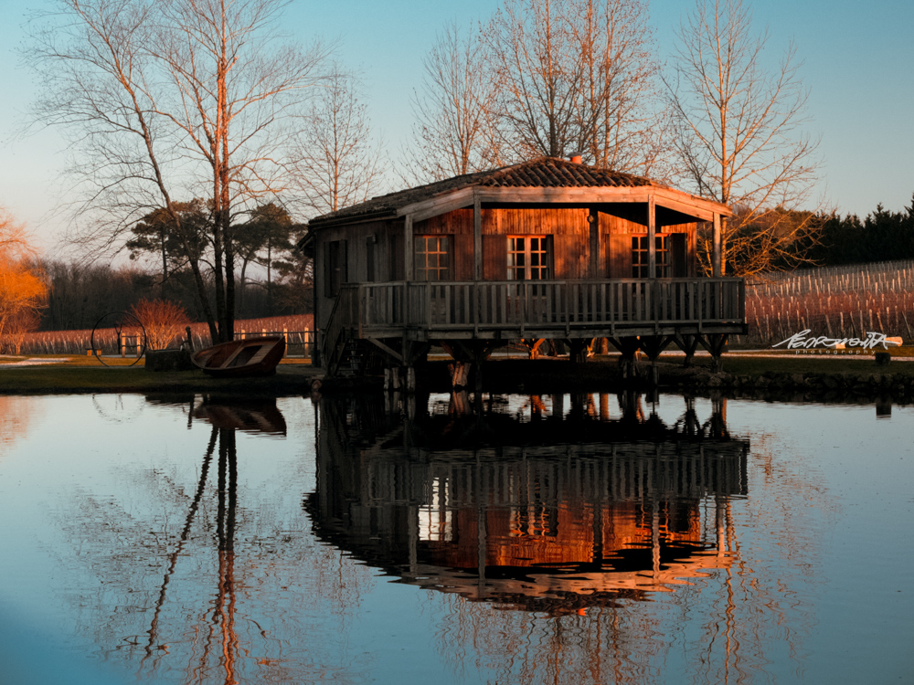 casa de madeira num lago