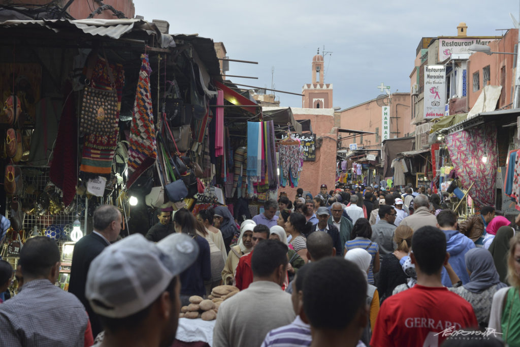 Multidão na medina em marrakech
