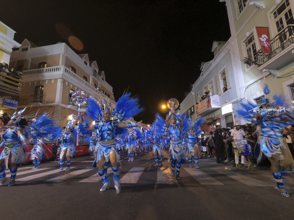 grupos de Carnaval a desfilar na avenida
