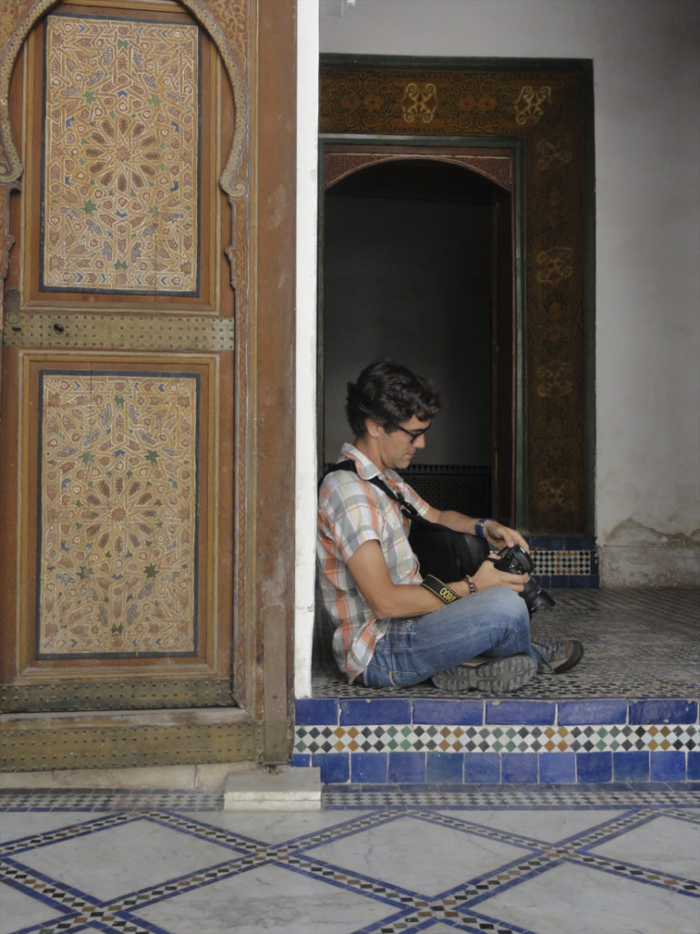 fotógrafo sentado em porta árabe