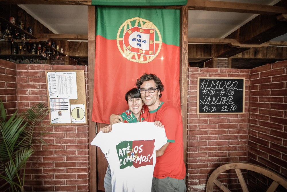 casal com bandeira de portugal