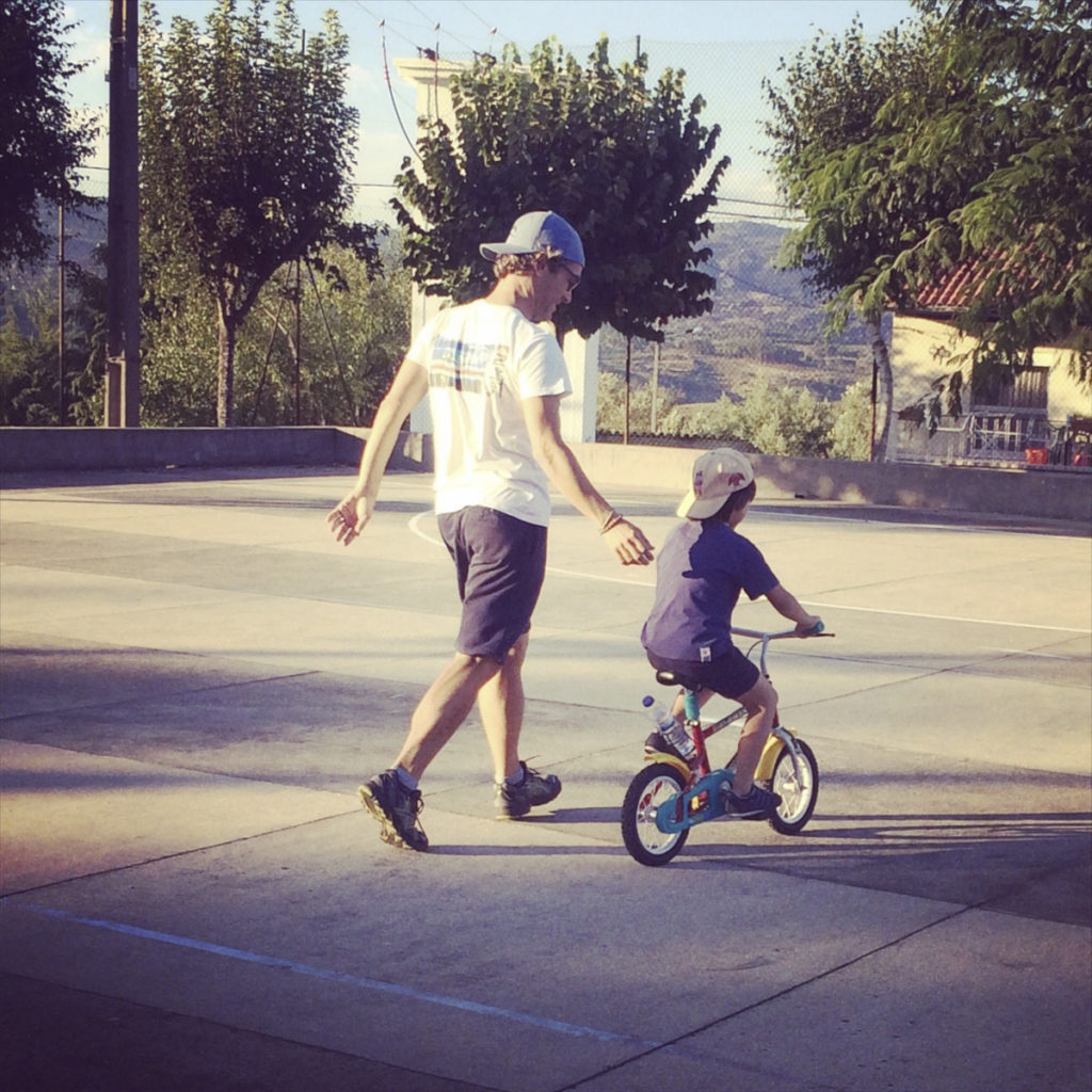 Pai e filho de bicicleta a aprender