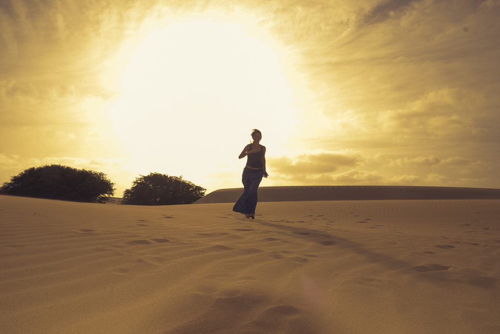 mulher corre no deserto