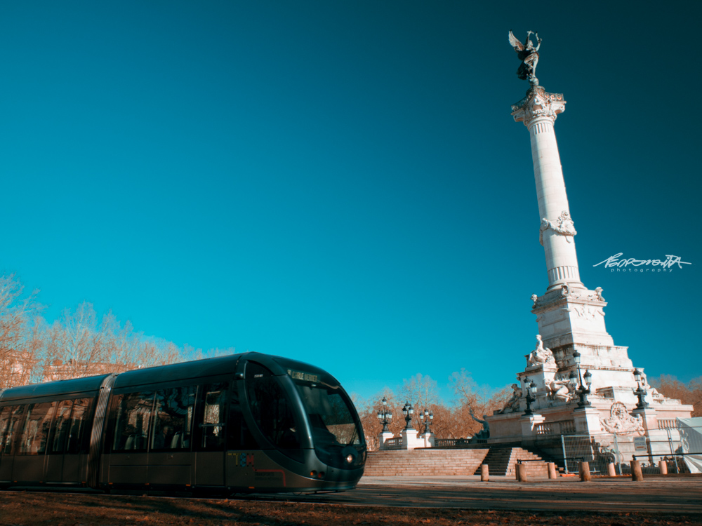 Praça histórica com metro a passar