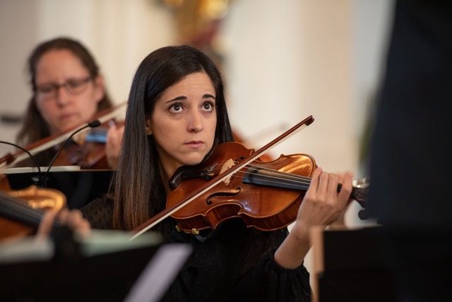 mulher jovem a tocar violino