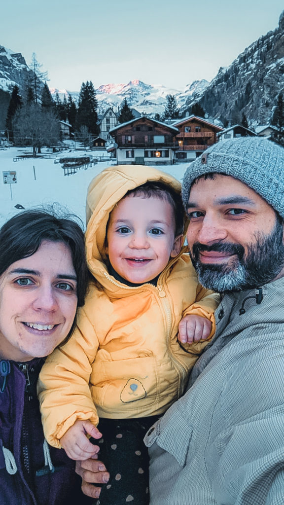 Mãe, pai e filho bebé na neve