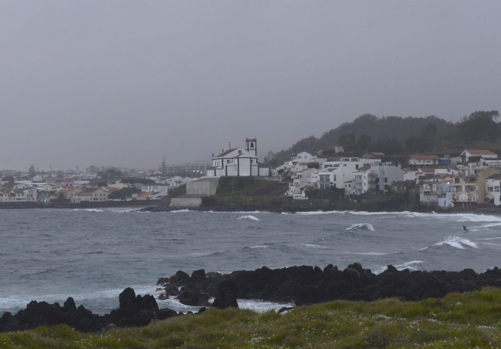 Paisagem da Igreja de São Roque, vista do Pópulo nos Açores