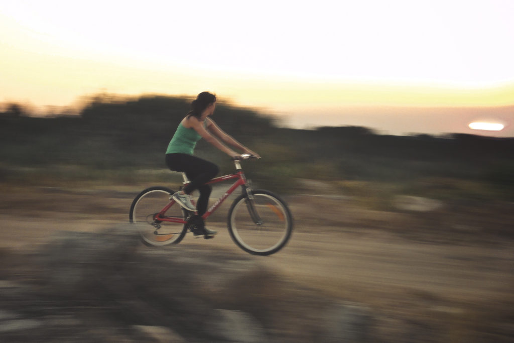 Mulher de bicicleta em movimento
