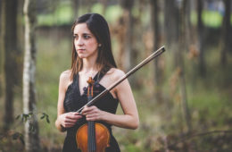 Mulher jovem com violino