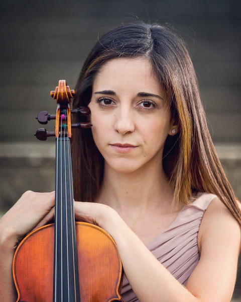 Mulher jovem com violino